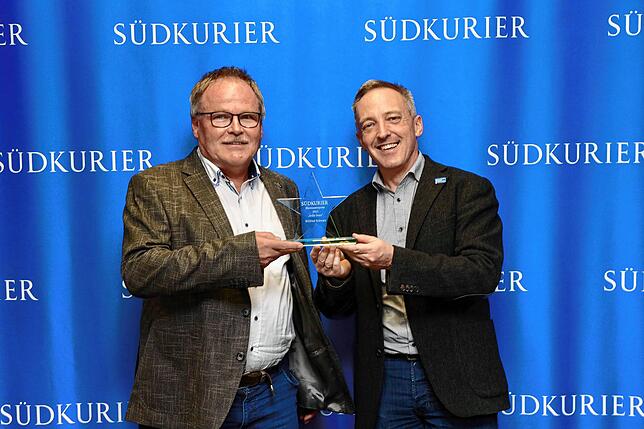 Hauptpreisträger: Wilfried Schwarz vom RMSV Edelweiß Aach erhält von Jörg-Peter Rau, Mitglied der SÜDKURIER-Chefredaktion, den ersten Preis.