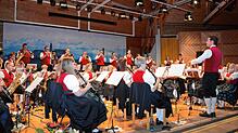 Unser Archivbild zeigt die Trachtenkapelle Amrigschwand-Tiefenhäusern mit Dirigent Dennis Frommherz beim jüngsten Herbstkonzert im Haus ...