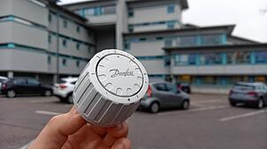 Ein Heizungsthermostat vor dem Stockacher Rathaus. Die Verwaltungsgemeinschaft will in Sachen kommunaler Wärmeplanung gemeinsame Sache ...