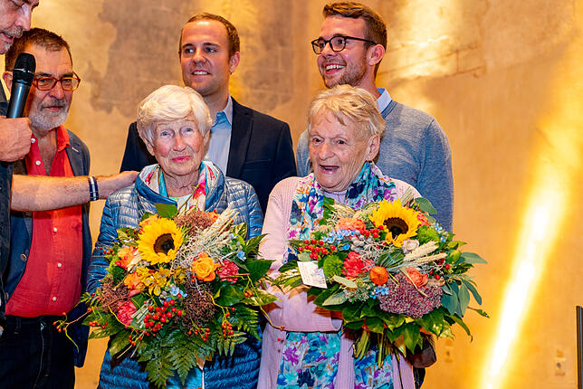 Bei der MPS-Feier von links: Töni Schifer und Friedhelm Schulz. Vorne links Maries Brunner-Schwer und Lisa Boulton. Hinten die beiden ...