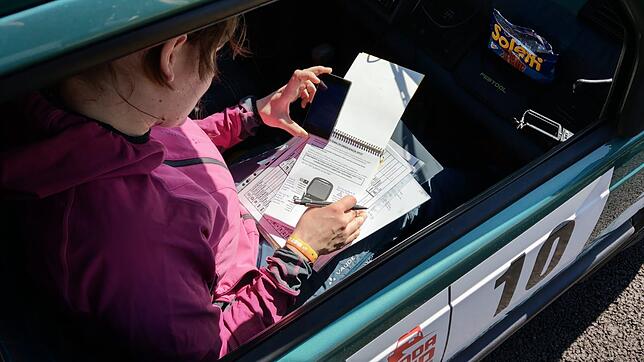 Die Brigacherin Sonja Keinhorst übersetzt das Roadbook, das die Toureninformationen für die Teams nur auf Spanisch enthält.