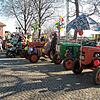 Die alten Traktoren wurden am Schluss der Parade auf dem Rathausplatz geparkt. Dort entwickelte sich spontan ein närrisches Treiben.