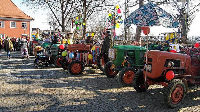Die alten Traktoren wurden am Schluss der Parade auf dem Rathausplatz geparkt. Dort entwickelte sich spontan ein närrisches Treiben.