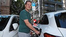 Das Landesverkehrsministerium will Modellprojekte zur Einrichtung von E-Zonen fördern, was E-Automobilisten – hier Sebastian Löhri aus ...