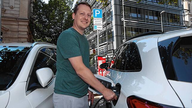 Das Landesverkehrsministerium will Modellprojekte zur Einrichtung von E-Zonen fördern, was E-Automobilisten – hier Sebastian Löhri aus ...