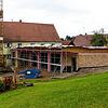 In Boll steht bereits der Rohbau samt hölzerner Dachkonstruktion des zukünftigen Dorfgemeinschaftshauses. Bild: Heinrich Sturm