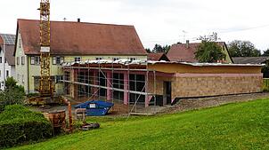 In Boll steht bereits der Rohbau samt hölzerner Dachkonstruktion des zukünftigen Dorfgemeinschaftshauses. Bild: Heinrich Sturm