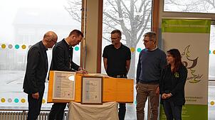 Die Kooperation besiegeln (von links): Bürgermeister Dietmar Zäpernick, Felix Schreiner, Präsident des Blasmusikverbands Hochrhein, ...