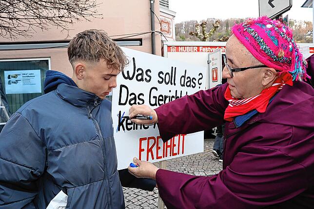 Bild 18: Das Narrengericht in Tiengen kennt keine Gnade! Das sind die Bilder