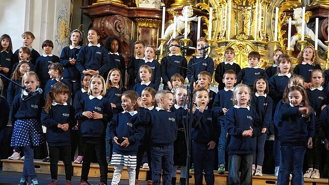 Toller Chor: Die Kinder der Singschule Doremi begeistern beim Kinder-für-Kinder-Konzert in der katholischen Pfarrkirche Tiengen und ...