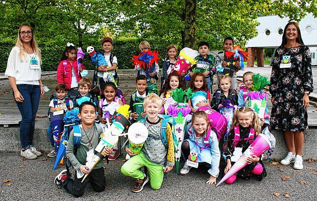 Gemeinschaftsschule Schreienesch, Friedrichshafen: Die Erstklässler der Klasse 1c mit ihren Klassenlehrerinnen Daniela Straub und Anna ...