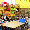 Astrid Eisenberg (Mitte) mit einigen Kindern der Grundschule Stockach. Die Betreuerin ist auch in den Ferien für die Kinder aus Stockach ...