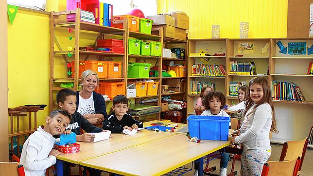 Astrid Eisenberg (Mitte) mit einigen Kindern der Grundschule Stockach. Die Betreuerin ist auch in den Ferien für die Kinder aus Stockach ...