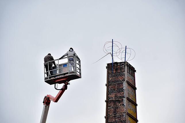Fertig! Die beiden baumartigen Gebilde sind am Kamin befestigt und sollen dafür sorgen, dass die Störche dort nicht mehr bauen, sondern ...