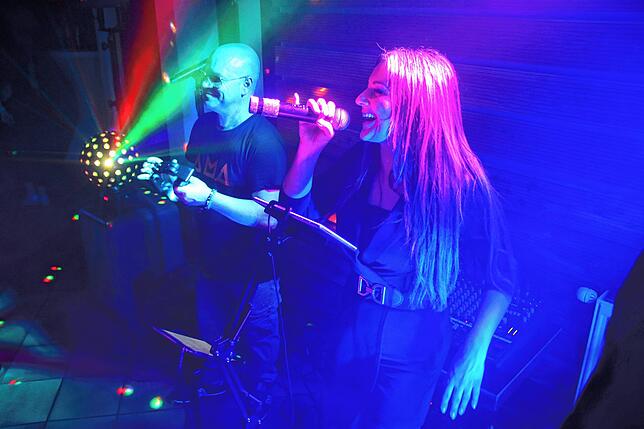 Bei Donato & Mariangela aus Markdorf ist in den „Winzerstuben“ die Tanzfläche bei Italo-Disco richtig voll.