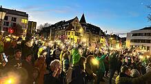 Handylampen und Kerzen leuchten: Hunderte Menschen aus allen Bereichen der Gesellschaft setzen mit dem Lichtermeer am Riettor am ...