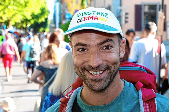 Bild 32: Mega Flohmarkt in Konstanz und Kreuzlingen: die ersten Besucher schlendern über die Verkaufsflächen