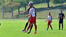 Kampfgeist: Erdal Kizilay (vorn, gegen den Bucher Jonas Albiez) belohnte mit seinem Strafstoß-Treffer in der letzten Minute den FC ...