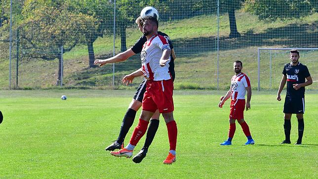 Kampfgeist: Erdal Kizilay (vorn, gegen den Bucher Jonas Albiez) belohnte mit seinem Strafstoß-Treffer in der letzten Minute den FC ...