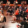 Auf Abstand und mit dem Rücken zur eigentlichen Bühne sitzt das Publikum in der Stadthalle.