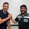 FC 08-Sportvorstand Arash Yahyaijan (rechts) freut sich, dass Torhüter Andrea Hoxha sich nun doch für eine weitere Saison beim FC 08 ...