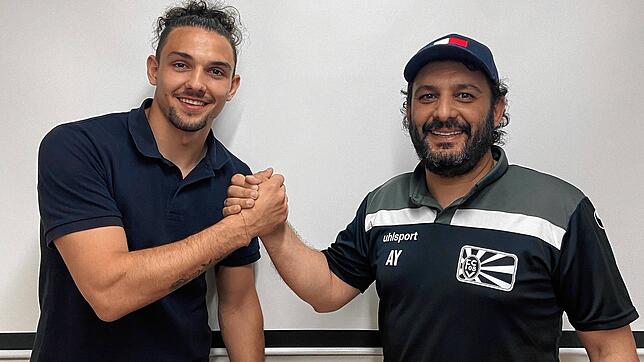 FC 08-Sportvorstand Arash Yahyaijan (rechts) freut sich, dass Torhüter Andrea Hoxha sich nun doch für eine weitere Saison beim FC 08 ...