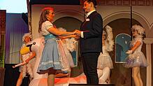 Endlich: In der Schwanenszene kommen sich Mariele Fischer (Christiana Gondorf) und Hans Hechtinger (Dominik Werner) näher.