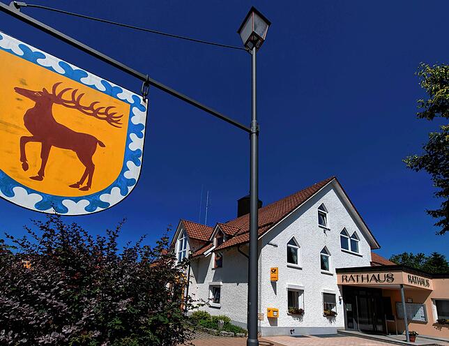 Das Rathaus in Leibertingen mit dem dazu gehörenden Wappen der Gemeinde.