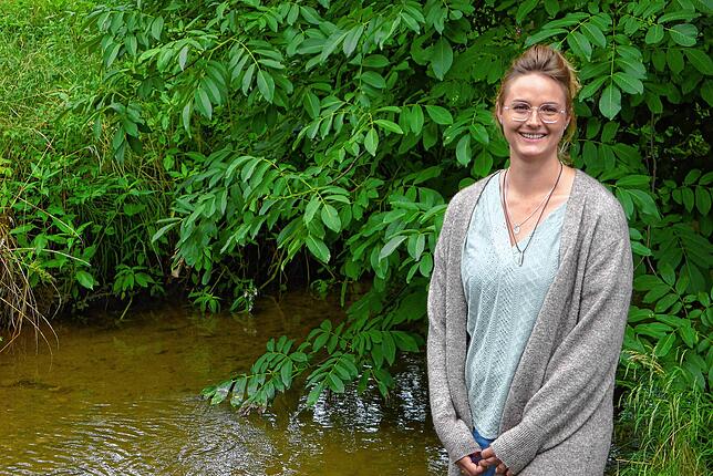 Melanie Weißenrieder, hier an der Deggenhauser Aach, fühlt sich wohl in Deggenhausen und möchte von hier nicht weg.
