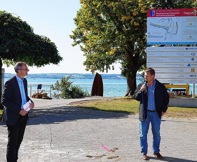 Thilo Brändle (rechts) bedankt sich im Namen der Bürgerinnen und Bürger und des Gemeinderats bei Bürgermeister Volker Frede. Er freue ...