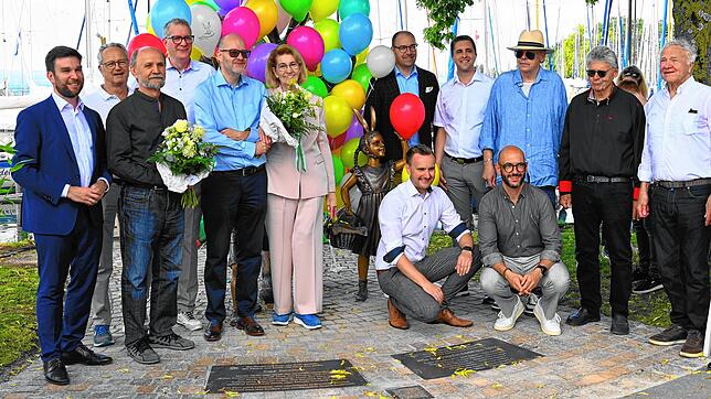 Die neue Figurengruppe an der Uferpromenade enthüllten Fabian Müller (links), Waldemar Schröder (Dritter von links), Marlies Müller ...