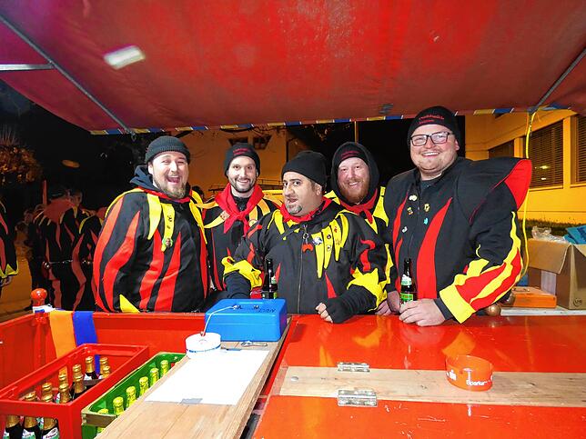 Bild 30: Der Narrenverein feiert mit der Bevölkerung den Beginn der Fasnacht auf dem Rathausplatz