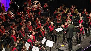 Die Stadtkapelle Radolfzell krönt das Frühjahrskonzert mit drei hochklassigen Werken der symphonischen Blasmusik und stellt dabei zwei ...