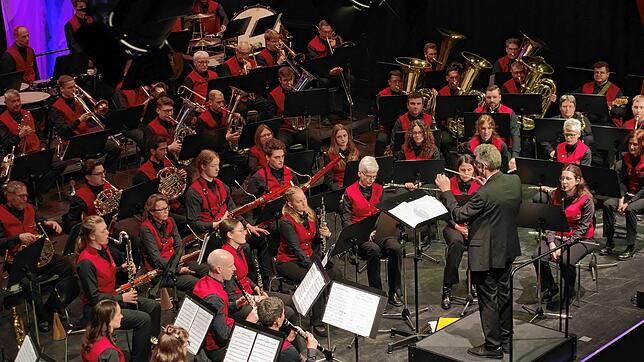 Die Stadtkapelle Radolfzell krönt das Frühjahrskonzert mit drei hochklassigen Werken der symphonischen Blasmusik und stellt dabei zwei ...