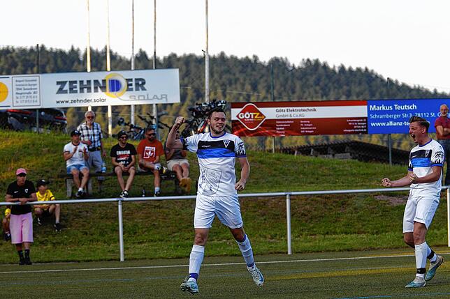 Bild 20: Der FV Tennenbronn gewinnt gegen den FC Öhningen-Gaienhofen. Wir haben die besten Bilder!