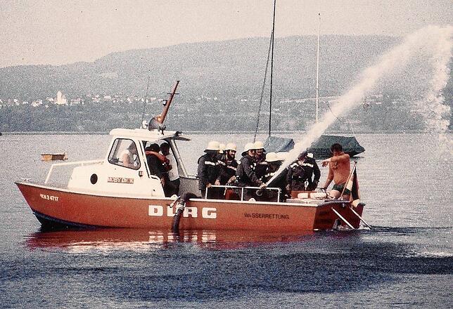 Bei einem der ersten Seetorfeschte machte die DLRG zusammen mit der Feuerwehr eine Demonstration.