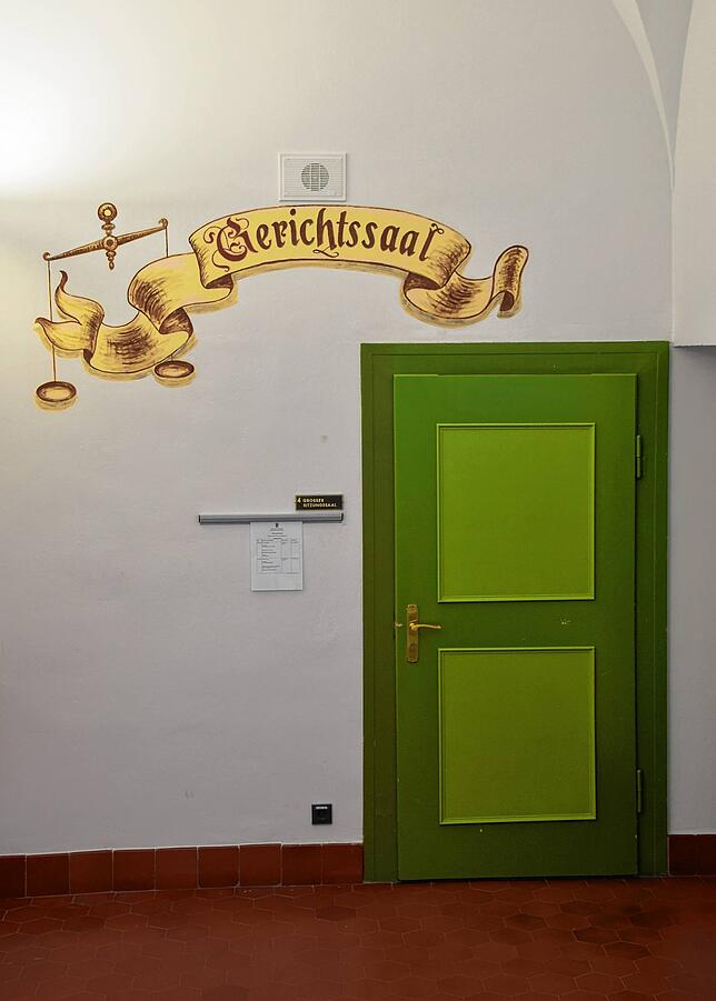 Die Eingangstür zum Verhandlungssaal im Amtsgericht Stockach.