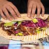 Egal ob man es Yufka oder Dürum nennt: So ein Wrap mit den typischen Döner-Zutaten (Symbolbild) ist manchmal schwer zu bekommen, wenn ...