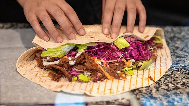 Egal ob man es Yufka oder Dürum nennt: So ein Wrap mit den typischen Döner-Zutaten (Symbolbild) ist manchmal schwer zu bekommen, wenn ...