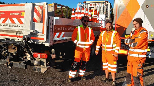 Teamleiter Caba Mircea (Bildmitte) richtet mit seiner Truppe die Baustelle zu den Sanierungsarbeiten auf der B27 ein. Mit dabei Joao ...