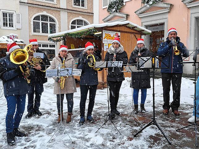 Bild 2: Lichterglanz und Mandelduft: So schön war der Engener Weihnachtsmarkt