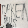 Diese Schmiererei entdeckte ein Bewohner an der Hauswand. Inzwischen wurde die Sachbeschädigung zur Anzeige gebracht.