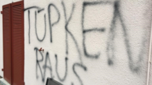 Diese Schmiererei entdeckte ein Bewohner an der Hauswand. Inzwischen wurde die Sachbeschädigung zur Anzeige gebracht.