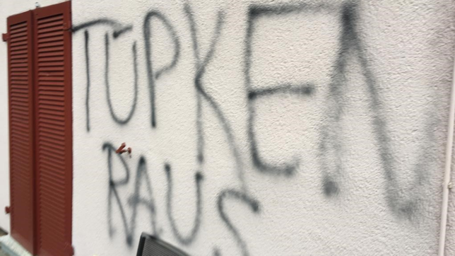 Diese Schmiererei entdeckte ein Bewohner an der Hauswand. Inzwischen wurde die Sachbeschädigung zur Anzeige gebracht.
