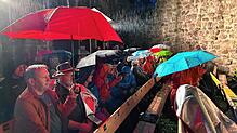 Treue Burgspektakel-Besucher sind wetterfest ausgerüstet. Doch letztlich war der Regen am Freitag zu stark. Bild: Ina Klietz