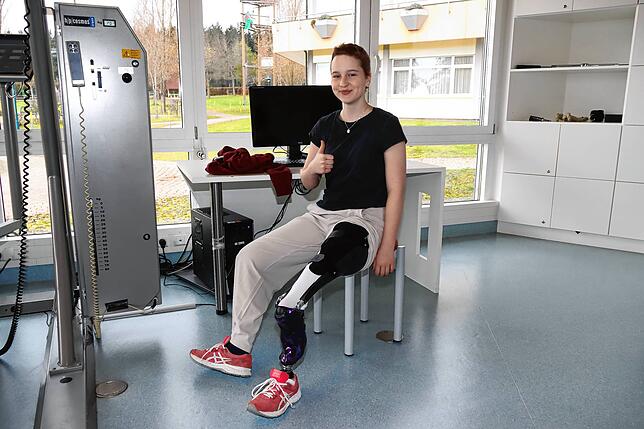 Theresa Bail ist nach ihrer Krebserkrankung zur Reha in der Nachsorgeklinik Tannheim. Nachdem an ihrem Bein eine Umkehrplastik ...