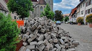 Seit Jahren von den Bewohnern herbeigesehnt: In der Lindenstraße in Überlingen wurde nun mit der Erneuerung des Pflasters begonnen. Die ...