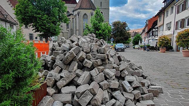 Seit Jahren von den Bewohnern herbeigesehnt: In der Lindenstraße in Überlingen wurde nun mit der Erneuerung des Pflasters begonnen. Die ...