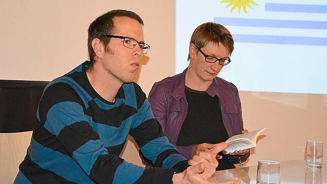 Marco Dorer erzählt von seiner "Lebensreise mit MS" nach Südamerika. Den Lesepart aus seinem Buch übernimmt Madlen Schlak. Bild: Rita ...