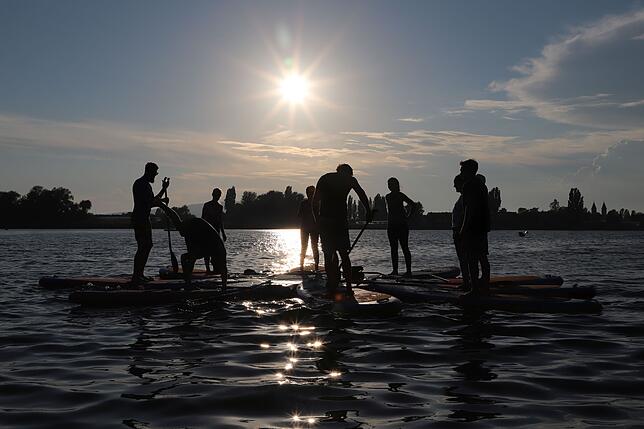 Der Sonne entgegen: Yoga auf dem SUP-Brett ist befreiend und entspannend.